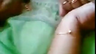 गरम श्यामला तिच्या मंत्रमुग्ध करणारे तेल झाकलेले शरीर मालिश करते
