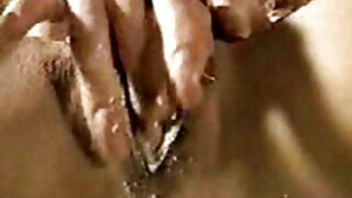 तेजस्वी बुटीलिशियस हौशी कुत्री उत्कटतेने तिच्या कुशीत बोटे फिरवते