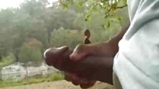 भुकेलेला आफ्रिकन स्टड मिशनरी पोझिशनमध्ये आशियाई आईला खिताब देतो