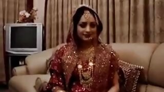 वालुकामय केसांच्या आशियाई बाहुलीने तिच्या केसाळ किटीला गुदगुल्या केल्या आणि लोभसपणे चाटले