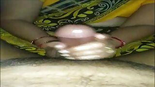 लैंगिकरित्या चार्ज केलेले बाळ एकमेकांच्या ओल्या अतृप्त स्लिट्सवर बोटे चोदत आहेत