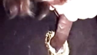 नैसर्गिक titties सह छान ऑबर्न स्लट तिच्या टक्कल योनी मागून fucked नाही