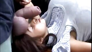 मोहक मोहक इवा स्ट्रॉस तिच्या मनमोहक ओल्या मांजर खेळत आहे