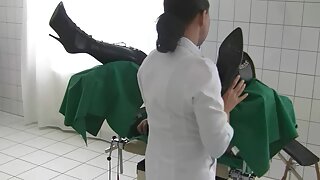 गोलाकार नितंब असलेले बक्सोम काळे कोंबडे मिशनरी स्थितीत झटके घेतात