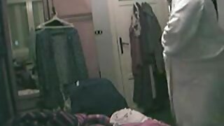 गोंडस आणि कोंबडा कडक करणारे गडद केसांचे लेसबोस एकमेकांच्या योनीला चिडवतात