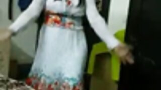 गोड गुळगुळीत गांड असलेली मोठी स्तनाची श्यामला क्यूटी जमिनीवर हस्तमैथुन करते