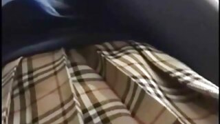 दोन वासनांध मैत्रिणी एकमेकांना चुंबन घेतात, तर डुड्स कुत्र्याच्या स्थितीत त्यांचे टवाटे ड्रिल करतात
