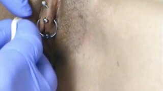सुबक स्तन असलेली निम्फॉस योनीला छेडण्यासाठी डिल्डो घेतात