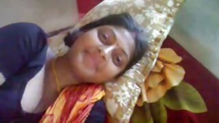 सर्व नैसर्गिक श्यामला आणि सोनेरी MILF सह कसरत करणे